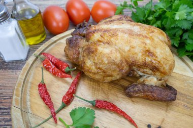 Kesme tahtasında kızarmış tavuk.