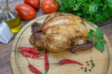 Kesme tahtasında kızarmış tavuk.