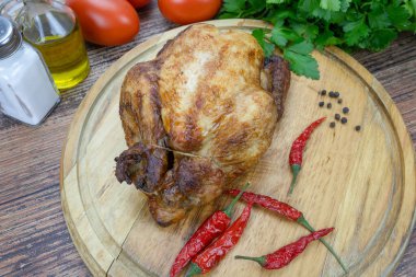 Kesme tahtasında kızarmış tavuk.