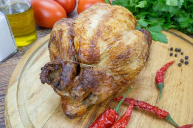 Tahtada sebzeli ızgara tavuk.