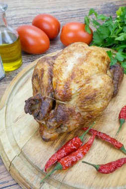 Tahtada sebzeli ızgara tavuk.