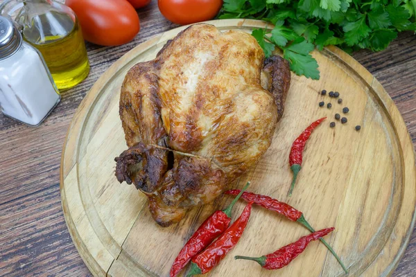 Kesme tahtasında kızarmış tavuk.