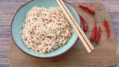 Masadaki Çin eriştesi tabağı.