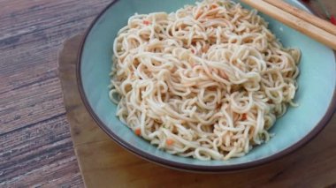 Masadaki Çin eriştesi tabağı.