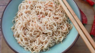 Masadaki Çin eriştesi tabağı.