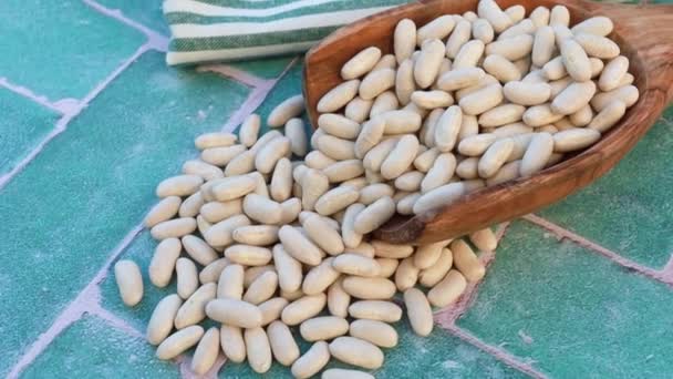 乾燥した白い豆をテーブルの上に並べ — ストック動画