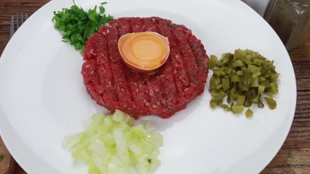 Tartare Steak Bœuf Dans Une Assiette — Video
