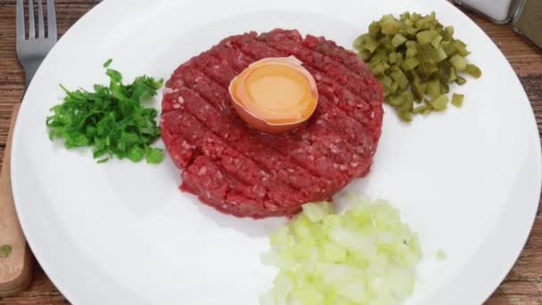 Tartare Steak Bœuf Dans Une Assiette — Video