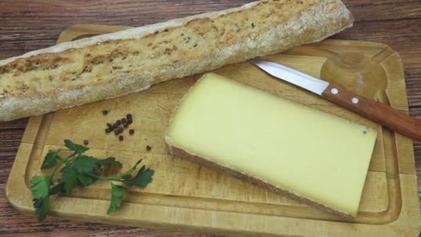 Rebanada Queso Comte Pan Cuchillo Una Tabla Cortar — Vídeo de stock