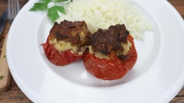 Bir tabak doldurulmuş domates ve beyaz pirinç, video. 