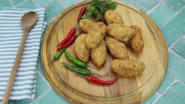 Kesme tahtasında morina böreği, video. 