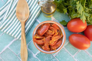 Masada bir tabak kurutulmuş domates.