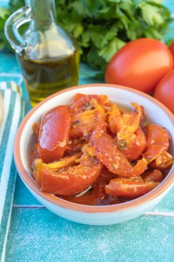 Masada bir tabak kurutulmuş domates.