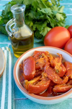 Masada bir tabak kurutulmuş domates.