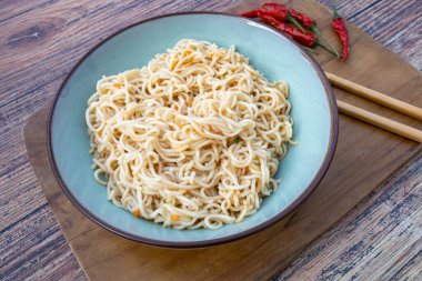 Masadaki Çin eriştesi tabağı.