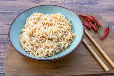 Masadaki Çin eriştesi tabağı.