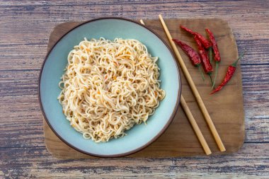 Masadaki Çin eriştesi tabağı.