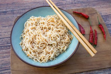 Masadaki Çin eriştesi tabağı.