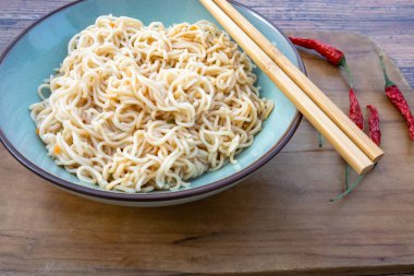 Masadaki Çin eriştesi tabağı.