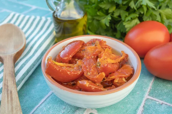 Masada bir tabak kurutulmuş domates.