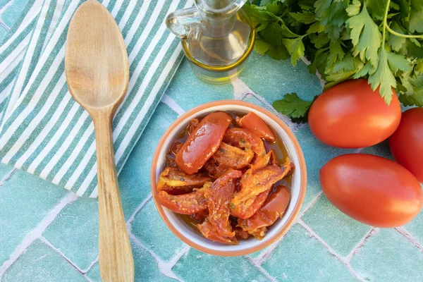 Masada bir tabak kurutulmuş domates.
