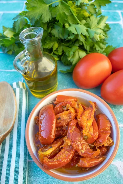 Masada bir tabak kurutulmuş domates.