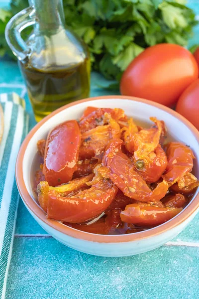 Masada bir tabak kurutulmuş domates.