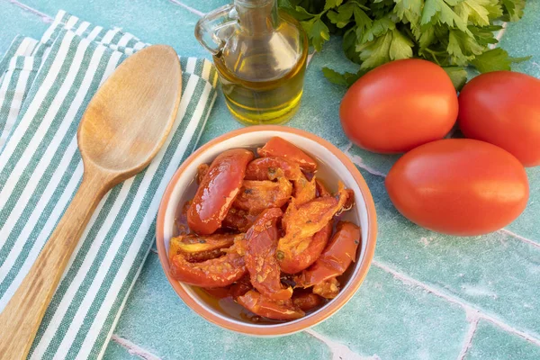 Masada bir tabak kurutulmuş domates.