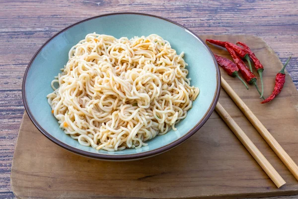 Masadaki Çin eriştesi tabağı.