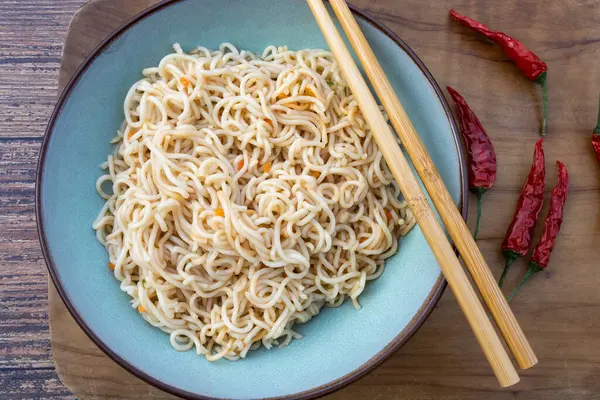 Masadaki Çin eriştesi tabağı.