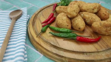 Kesme tahtasında morina böreği, video. 