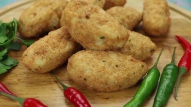 Kesme tahtasında morina böreği, video. 