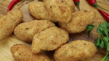 Kesme tahtasında morina böreği, video. 