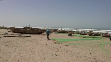 Dakar, Senegal - 16 Ocak 2018: Kumlu sahil ve deniz dalgaları, Senegal