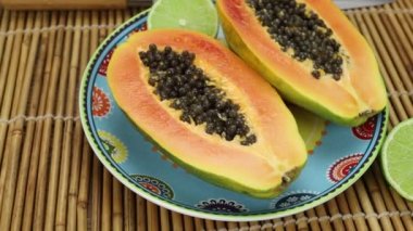 Papaya tabakta yarıya iniyor