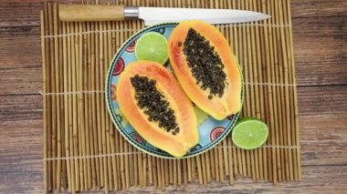 Papaya tabakta yarıya iniyor