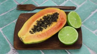 Papaya yarım tabakta