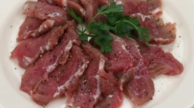 Tabakta çiğ et dilimleri, video. 