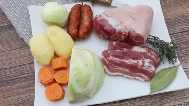 キャベツ煮込み用の肉と生野菜 — ストック動画