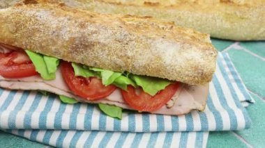 Jambonlu sandviç ve çiğ sebze.