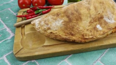 Pizza calzone kesim tahtasında