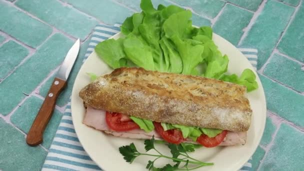 Сэндвич Ветчиной Сырыми Овощами — стоковое видео