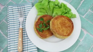 Tabakta peynir ve salatalı börek