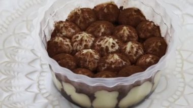 Lezzetli tiramisu tatlısı, video.