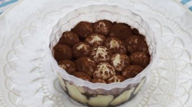 Lezzetli tiramisu tatlısı, video.