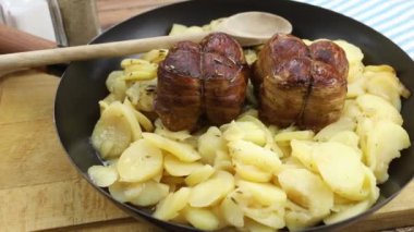 Tavada kızarmış paupiette ve patates, video. 