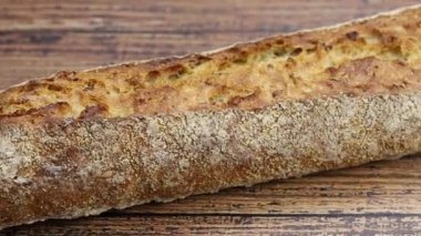 Tahta masada bir somun tahıl ekmeği.