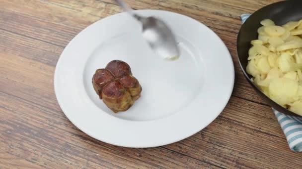 平底锅里的炸土豆条和土豆 — 图库视频影像