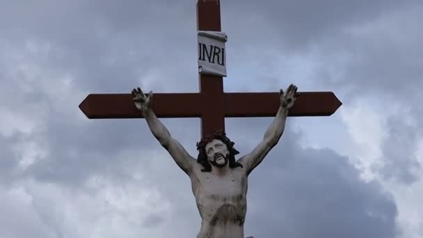 Crucifijo Jesucristo Contra Cielo Nublado — Vídeo de stock
