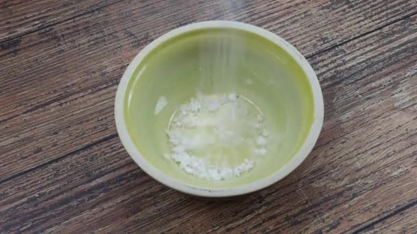 Haufen Grobes Salz Schüssel Gegossen — Stockvideo